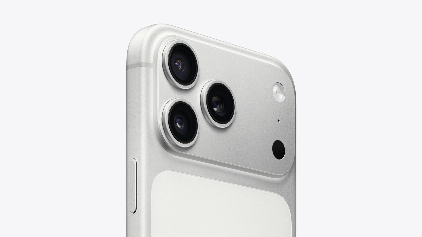 Крупный план камеры iPhone в серебристом корпусе