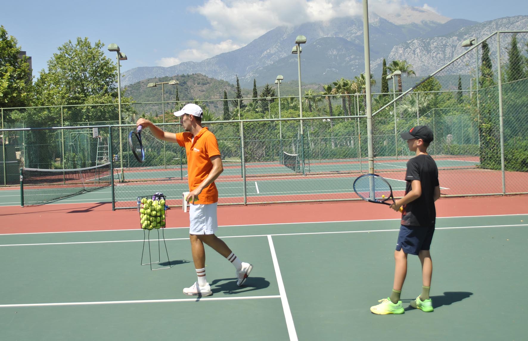 Спортивные лагеря теннис. Теннисный Кэмп для детей. Большой теннис. Теннис в Черногории. Труба для сбора мячей теннис.