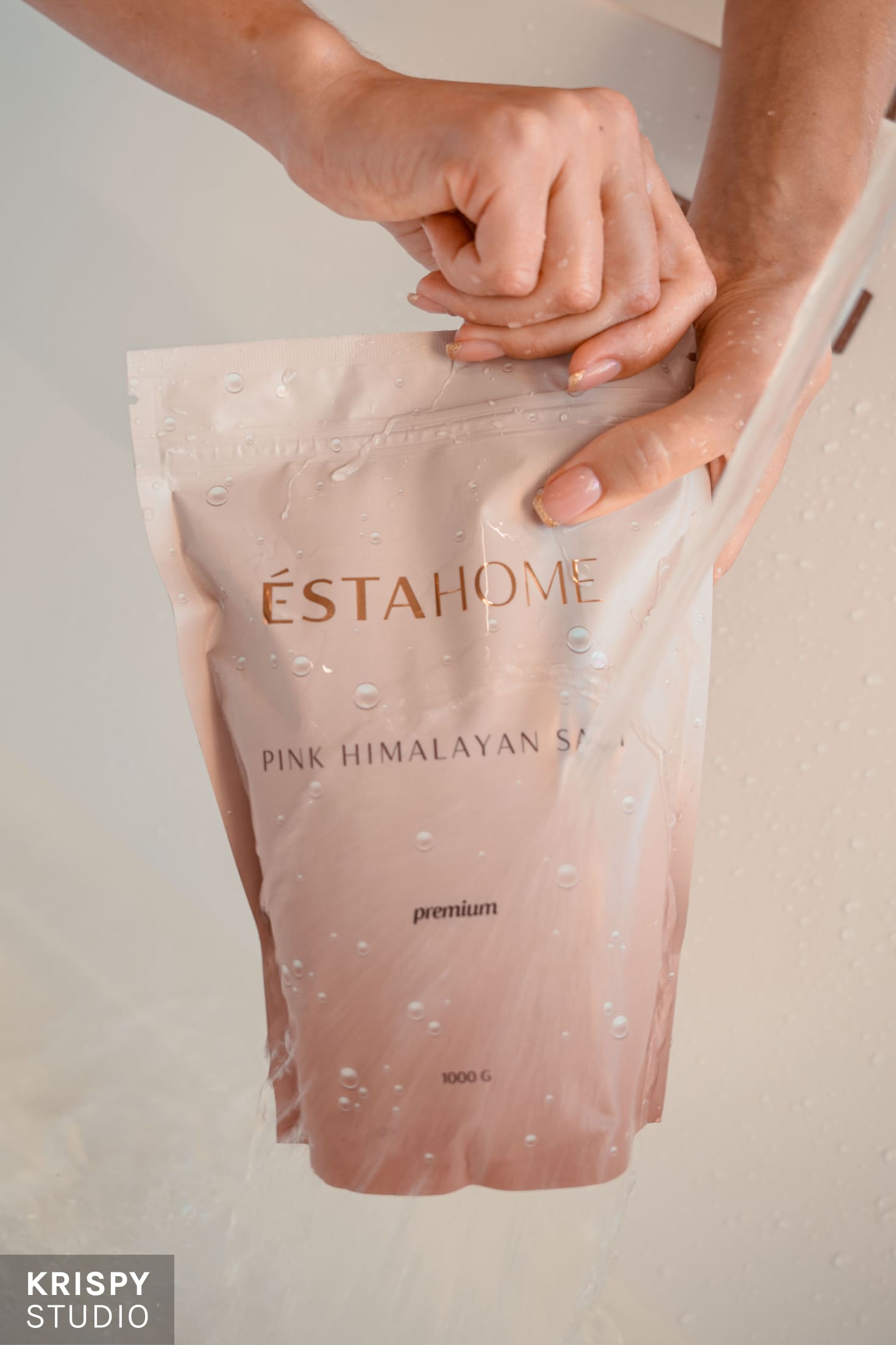 Нежная фотосессия с моделью и солью для ванн ESTAHOME