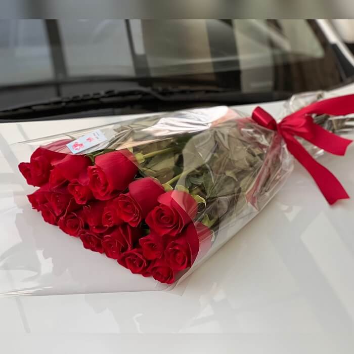 Розы красные в прозрачной упаковке 19 шт 70 см.