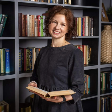 Елена Цеплик на фоне книг