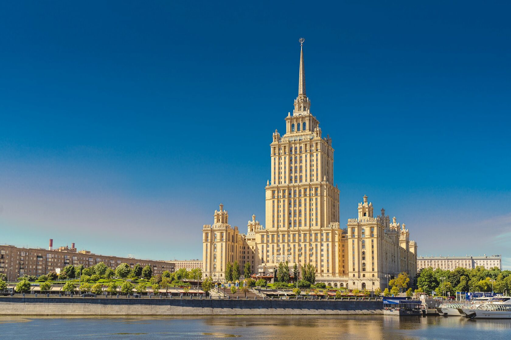 Фасад Дома Наркомлеса на Тверской улице