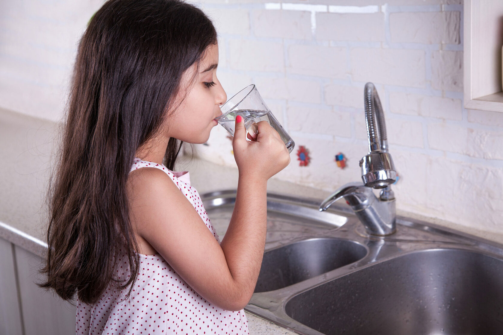 Включи питьевой. Девушка с питьевой водой. Человек пьет воду. Питье воды из под крана. Девушка со стаканом воды.
