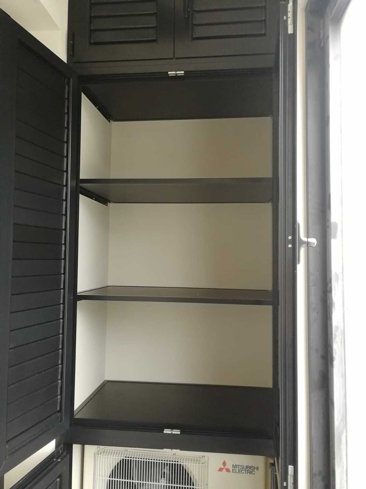 Шкаф на балкон с жалюзийными дверцами. Выполнен из алюминиевого профиля, поэтому устойчив к перепадам температуры.