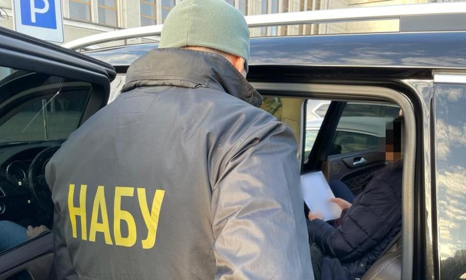 Детектив НАБУ во время следственных действий по коррупционному делу, связанному с операцией «Мидас» и «Энергоатомом».