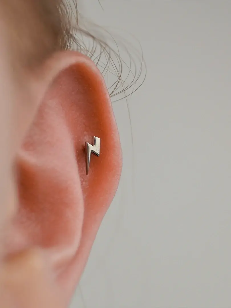 Второй прокол мочки уха крупным планом