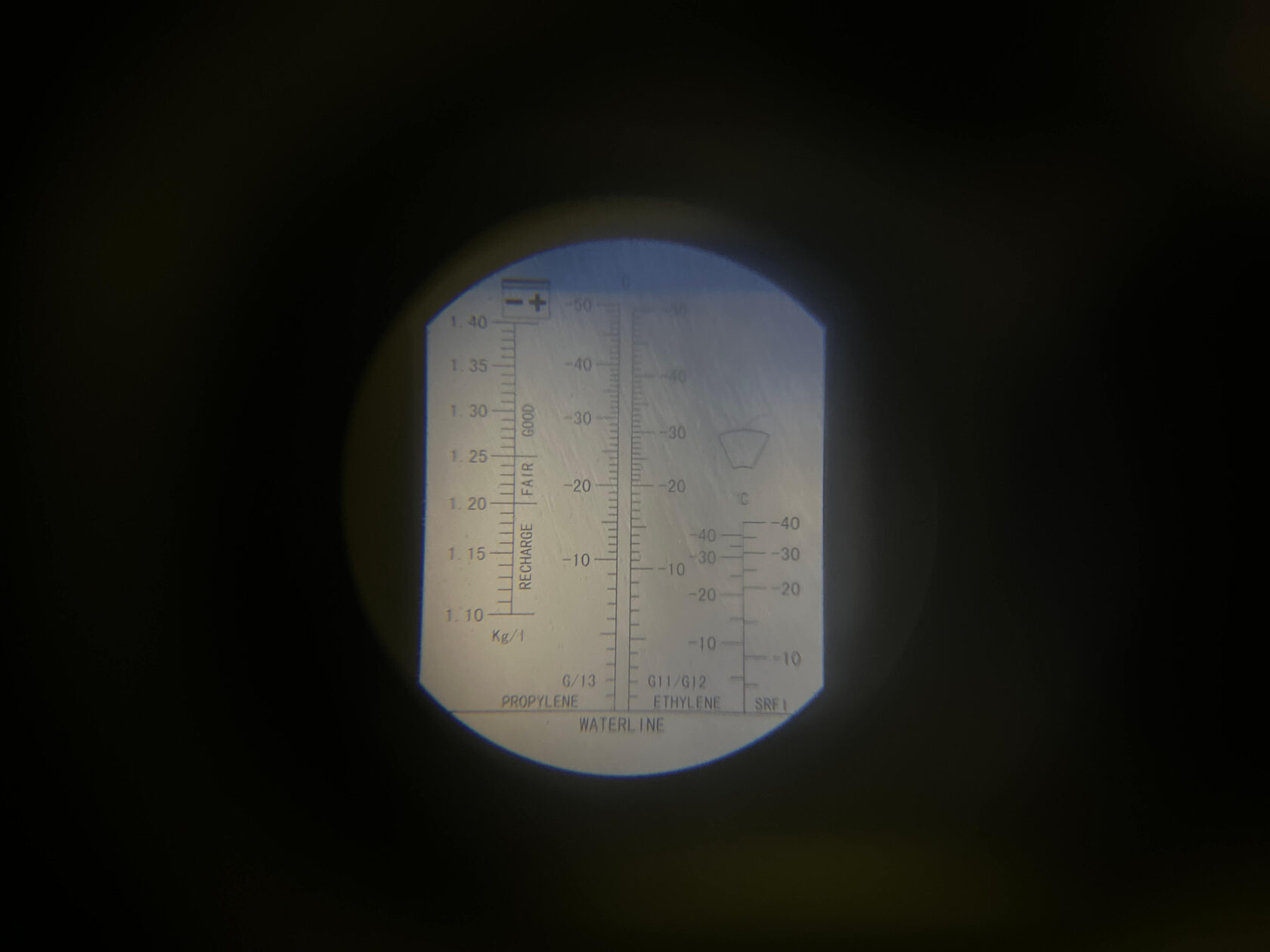 Перед началом работ проверяем рефрактометром состояние антифриза на Porsche Cayenne 958