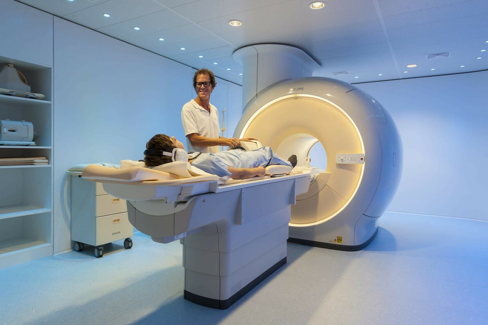 Мрт на ильинке в нижнем. Мрт-7210а. Мрт Philips Ingenia 3 t. Ядерно-магнитный резонанс томография. Аппарат мрт.