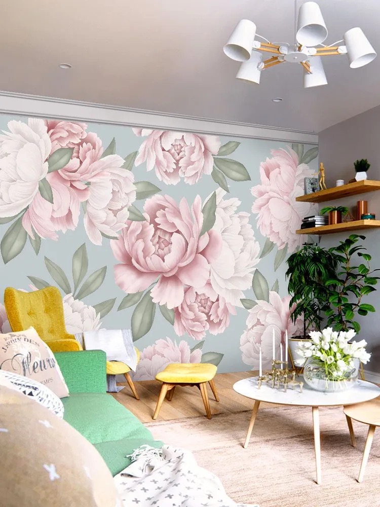 Светло-серые обои с пионами в интерьере, ширина 4 метра