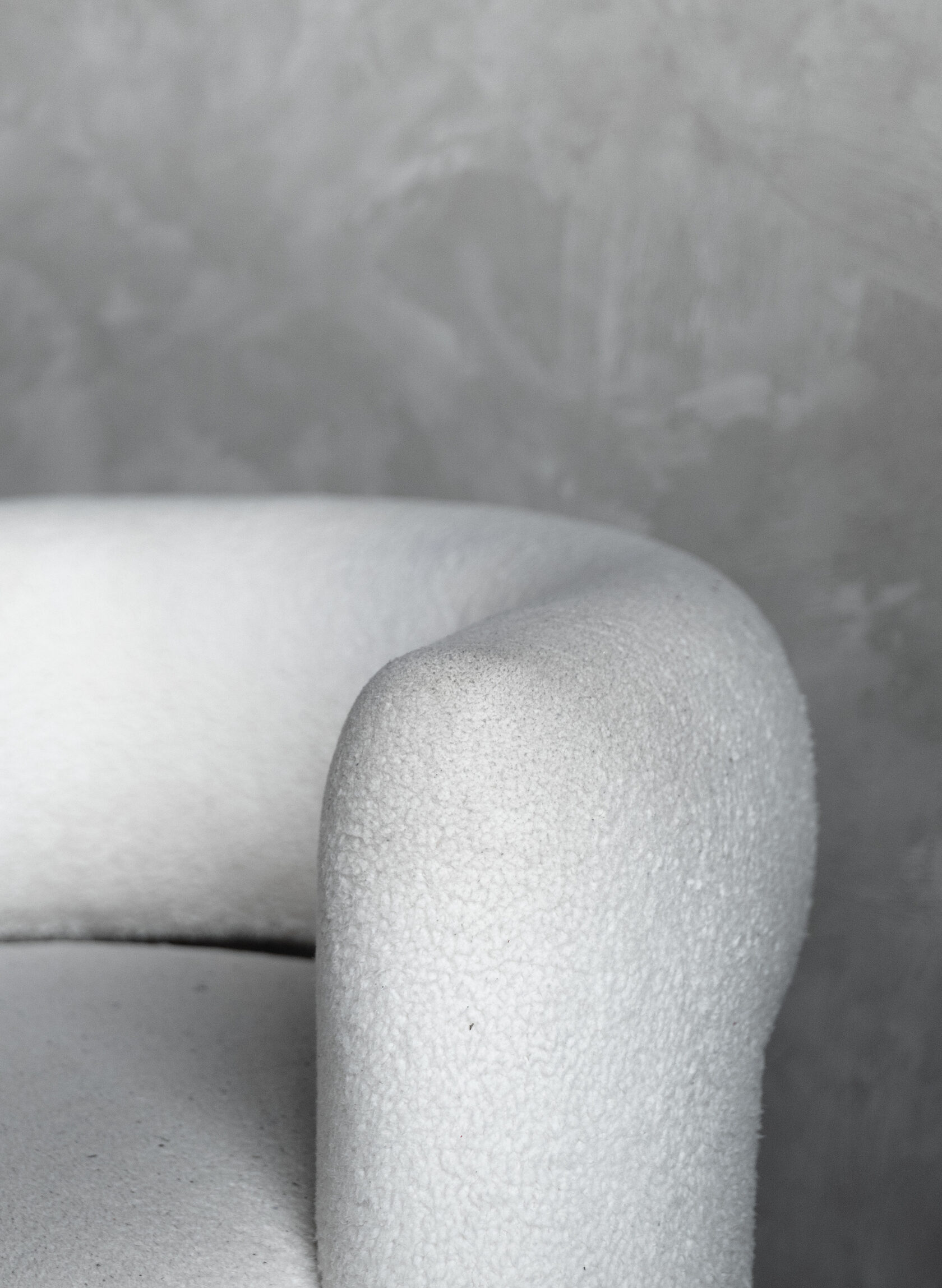 Стул с шарами на белом фоне в зале CYCLORAMA в фотостудии в Липецке