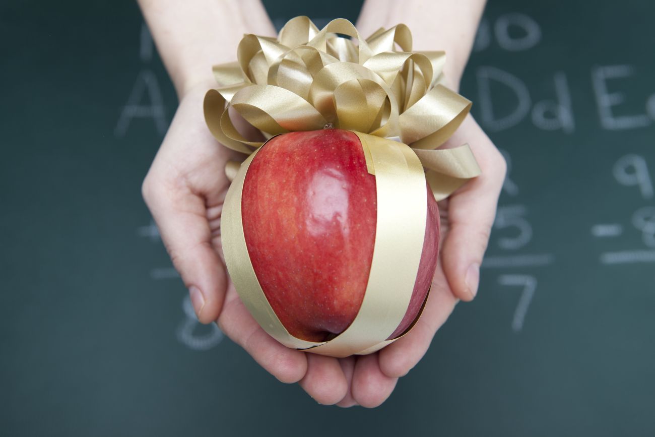 25+ идей подарков учителям на выпускной