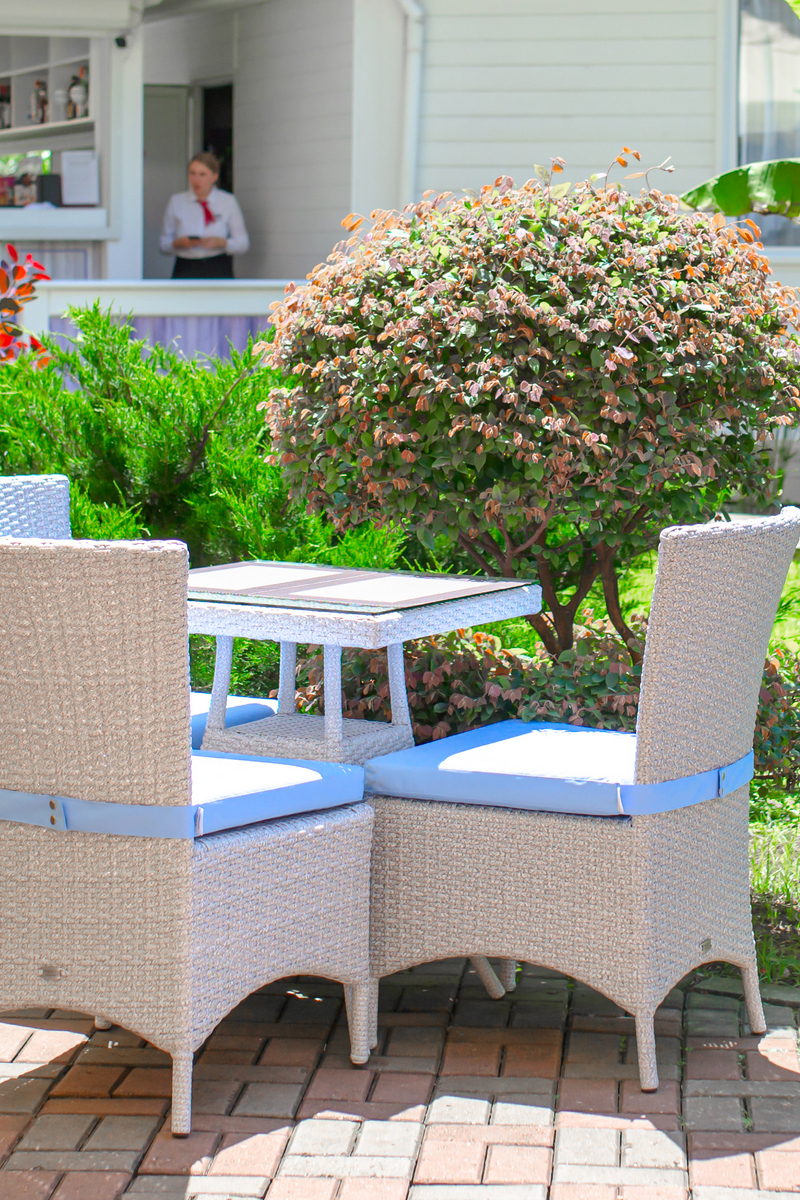 Кресла из ротанга для террасы, создающие комфортную атмосферу для отдыха.