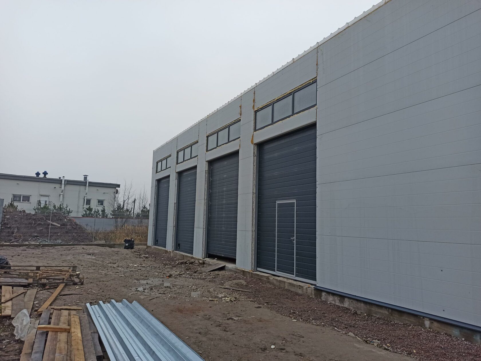 Поставка подъемно-секционных ворот в грузовое СТО