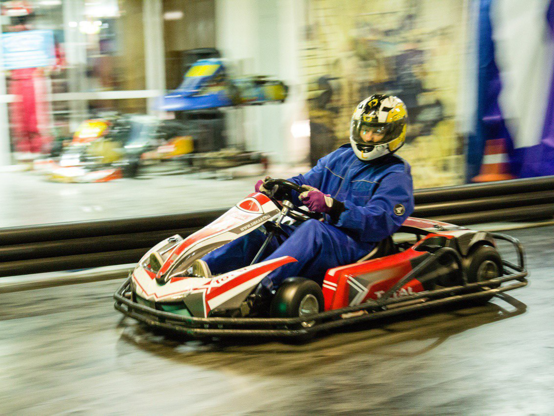 фото парня и девушки на романтическом свидании в публичном месте