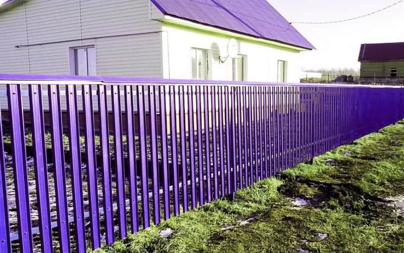 Забор из металлического штакетника цвет фиолетовый с верхней планкой