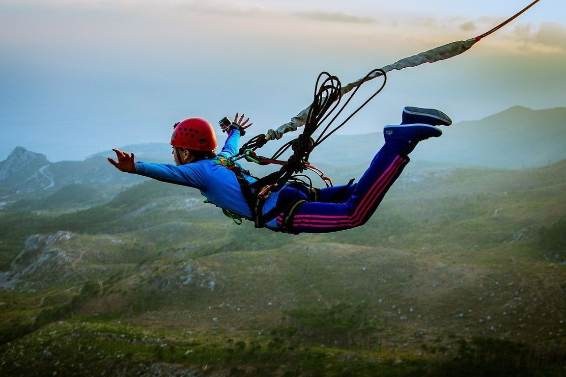 фото парня и девушки на романтическом свидании в публичном месте