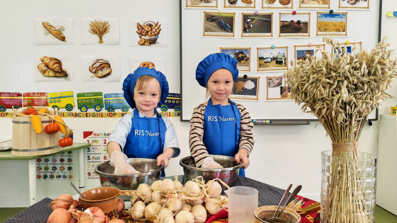 Воспитанники RIS Nursery на мастер-классе по выпечке хлеба.