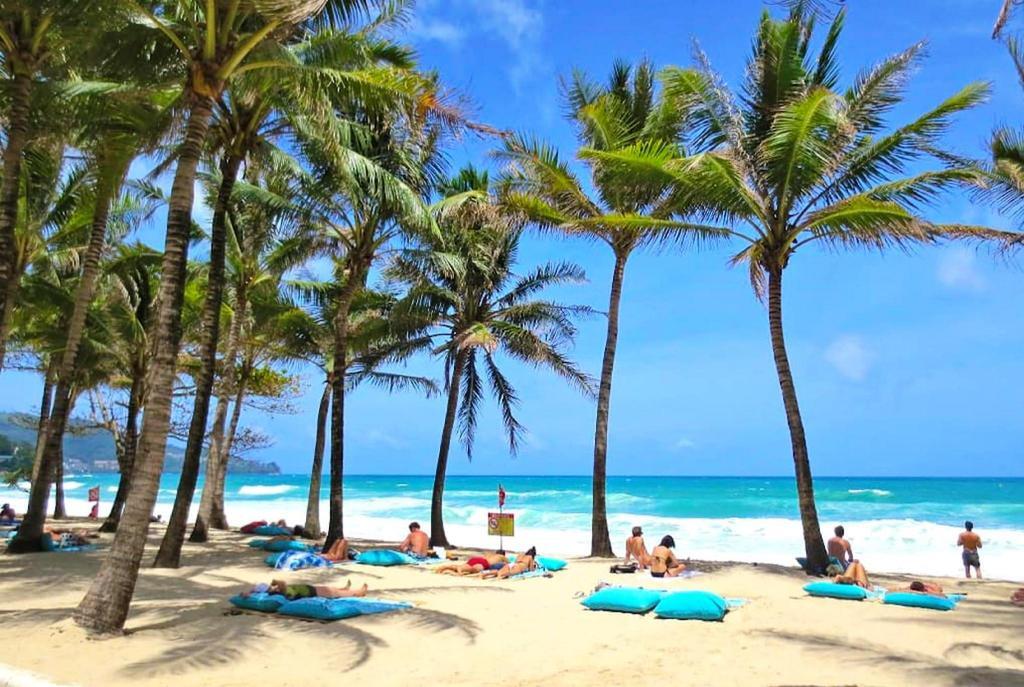 Когда речь заходит о пляжах Пхукета, первыми на ум приходят знаменитые туристические локации, такие как Патонг или Ката. Однако местные жители предпочитают более спокойные и аутентичные места, где можно насладиться природой, избежать толп туристов и почув