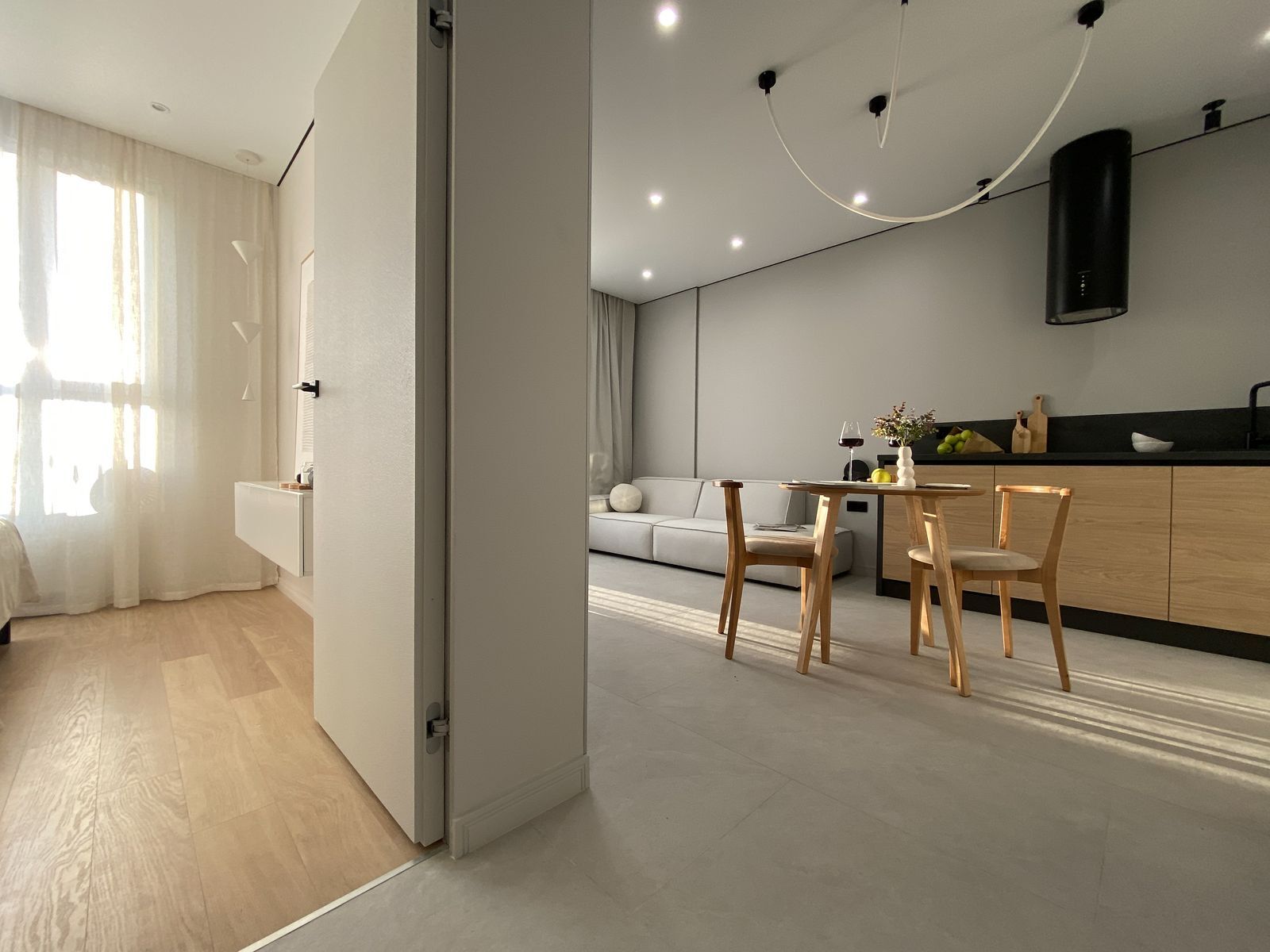 alt: Ремонт и отделка гостиной с декоративной покраской стен title: Современный косметический ремонт квартиры в Санкт-Петербурге ремонт кухни