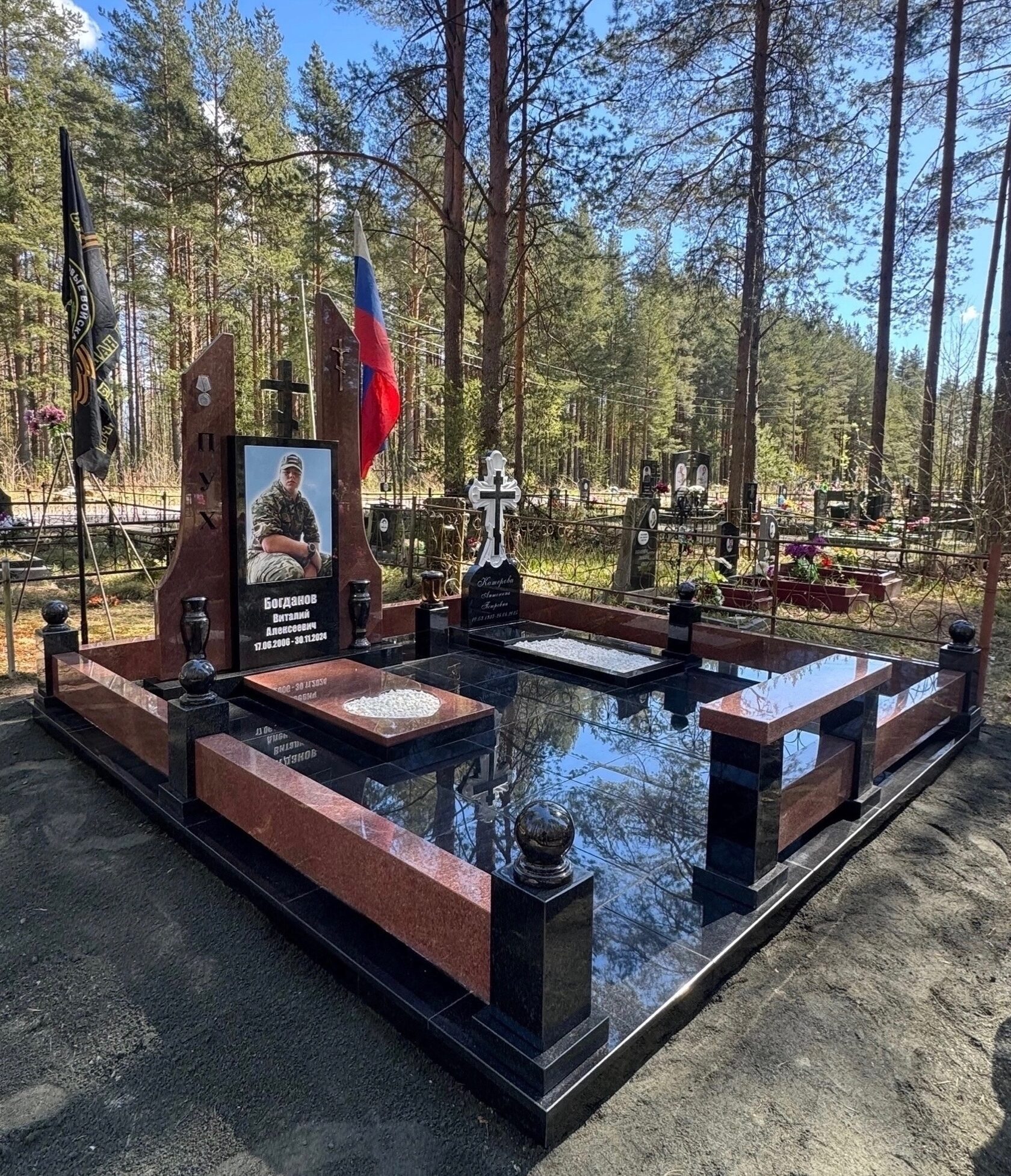 Мраморный мемориальный памятник