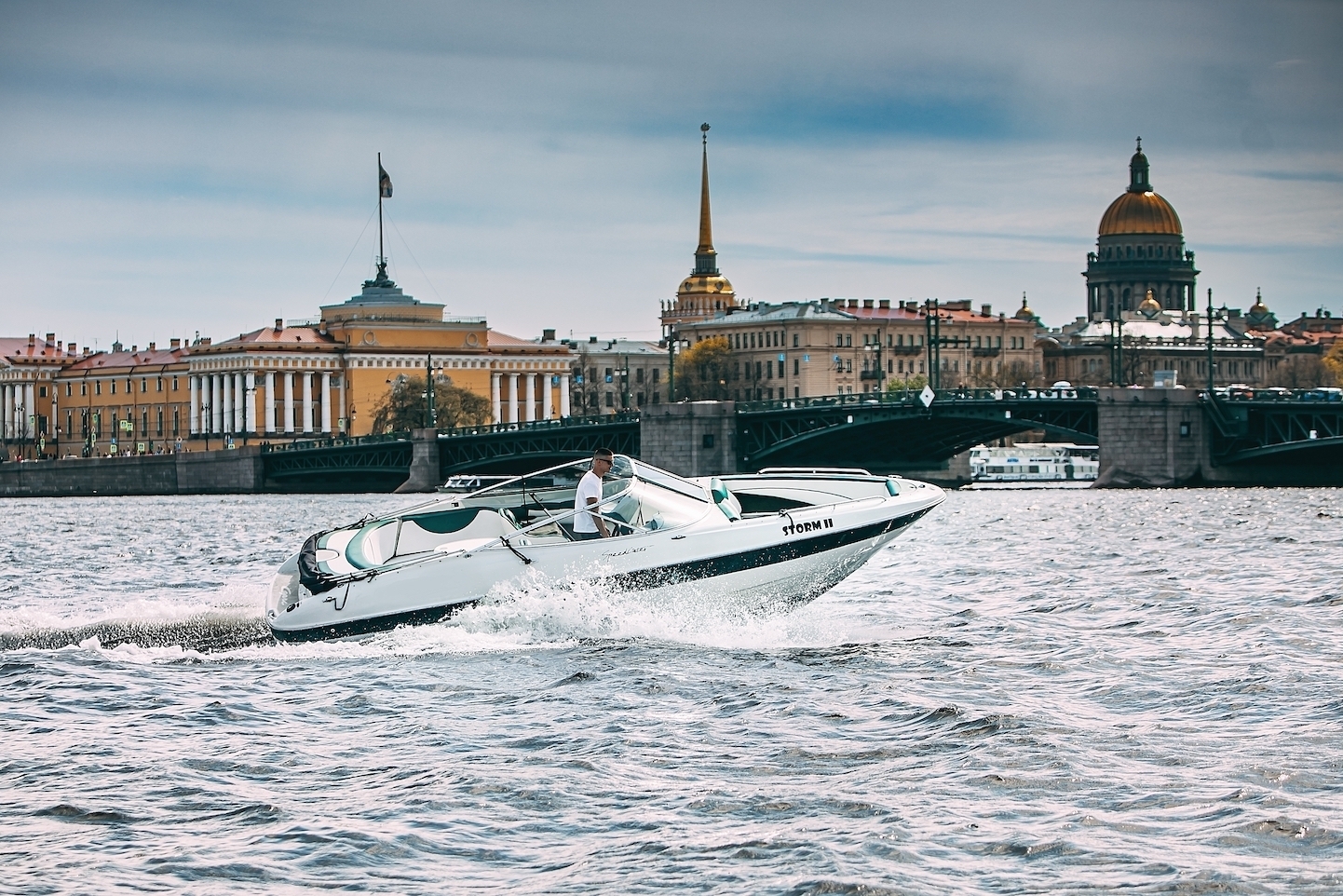 Речные прогулки в санкт петербурге 2024. Прогулка на катере СПБ. Ночной Петербург катер. Лодки из Петергофа. Безэкипажный катер Кронштадт.