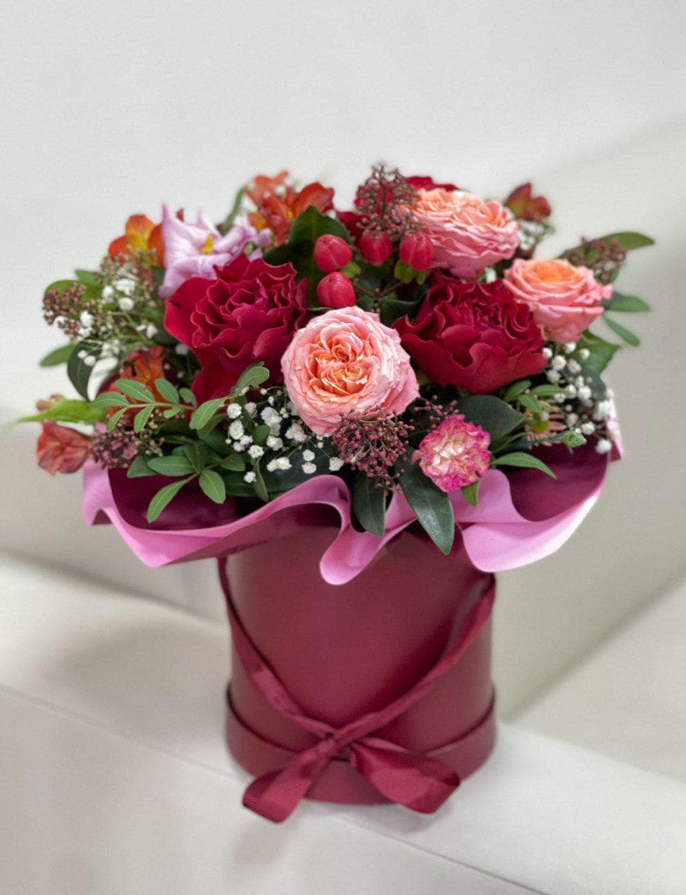 Цветы в шляпной коробке. Букет роз. Розы с доставкой по Нижнему Новгороду