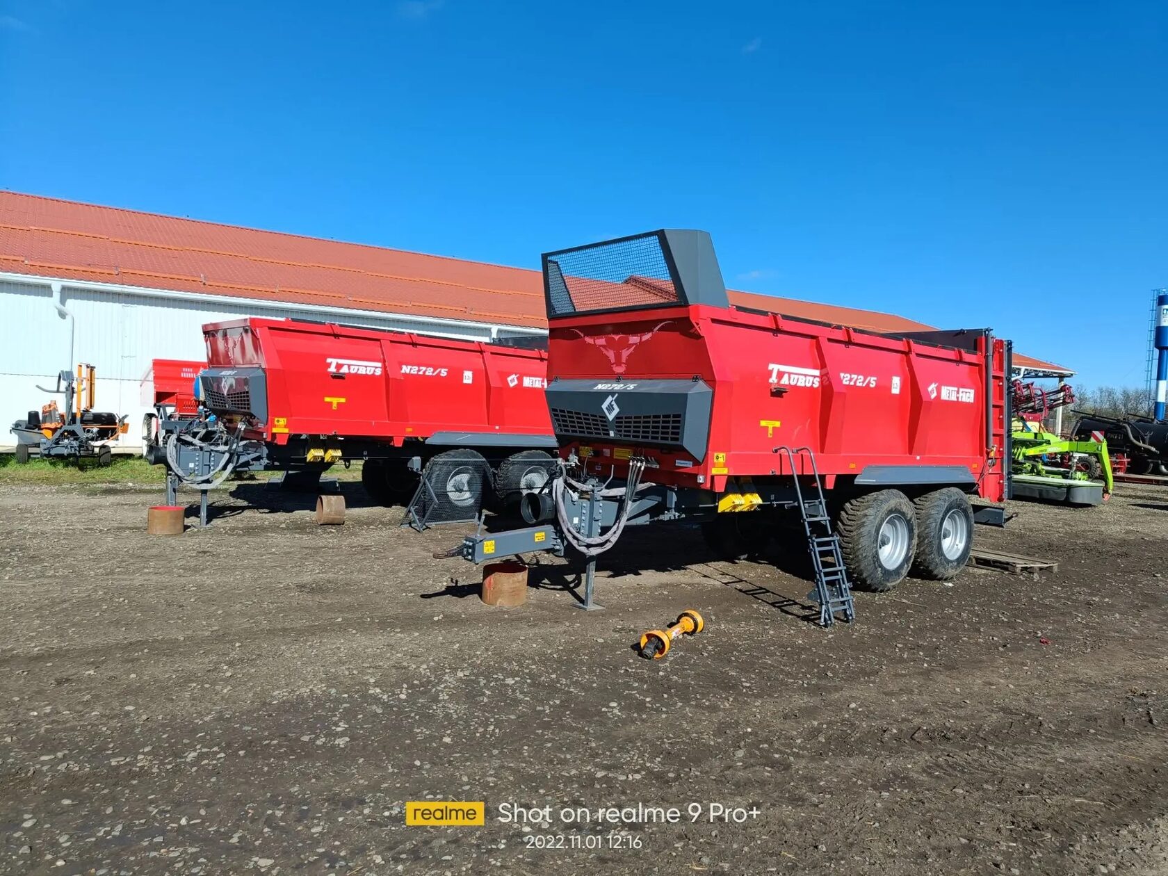 Разбрасыватели Metal-Fach TAURUS N272/5 на площадке