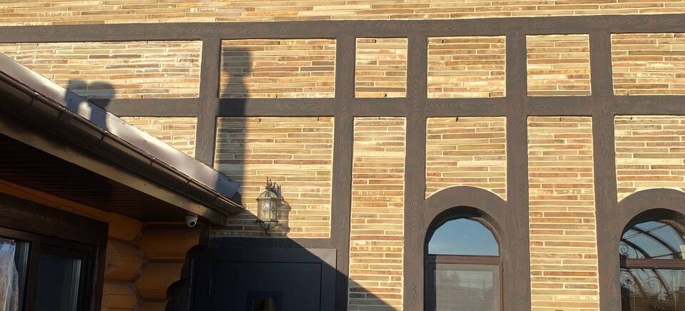 Можно ли комбинировать ригельный кирпич с другими материалами? Лучшие сочетания и примеры