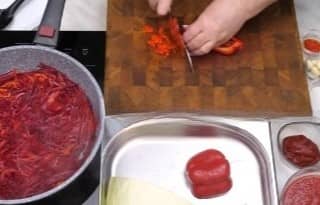 Приготовление борща со свеклой и свежей капустой: шаг 8