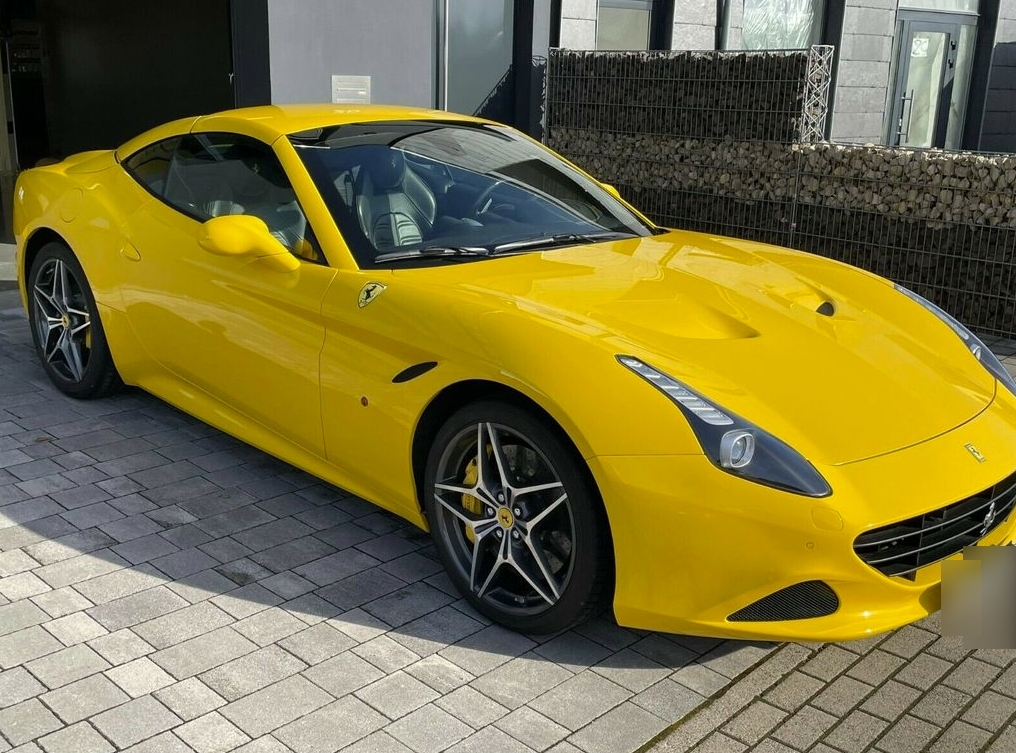 Аренда феррари в москве. Ferrari California t желтый. Аренда Феррари. Какому спорткару подходит желтый цвет.