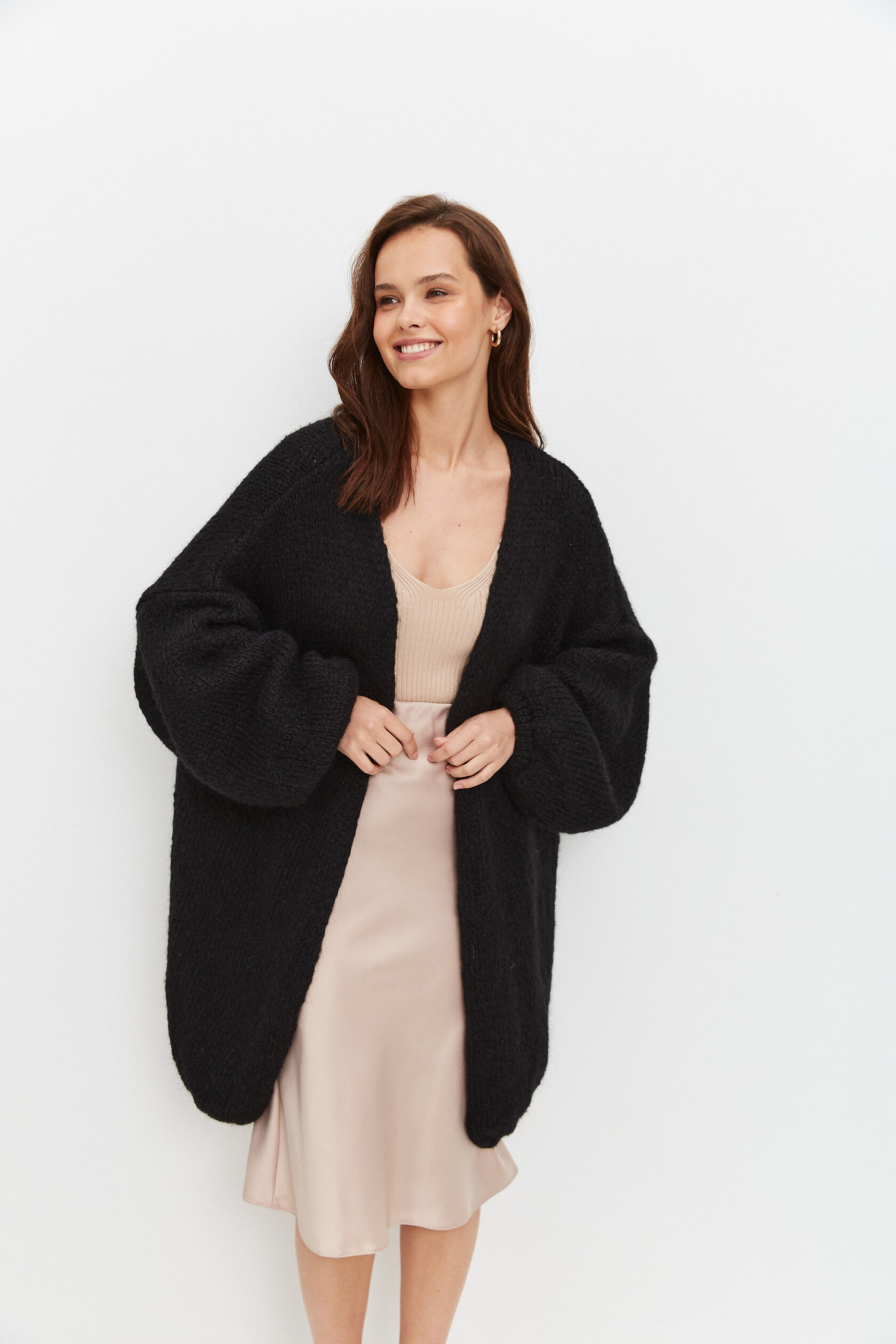 Чёрный вязаный кардиган KATYA BLANC в повседневном образе