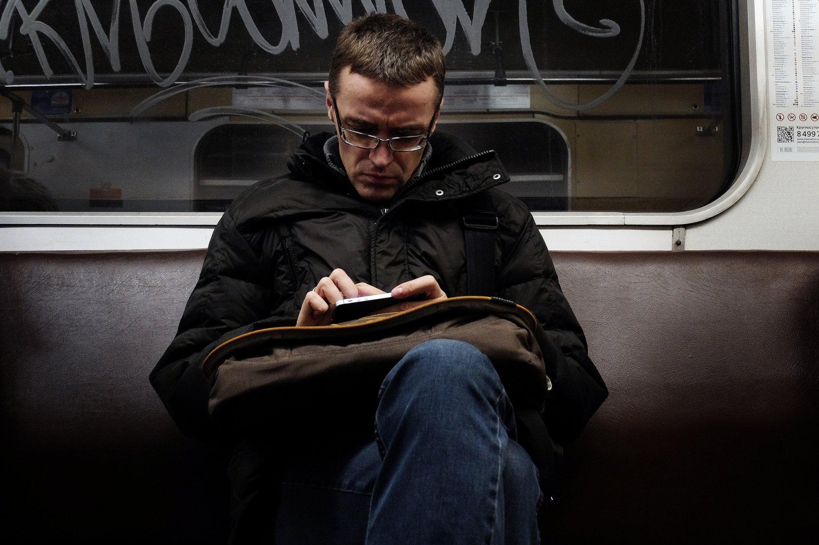 Она читает в метро. Чтение в метро. Чтение в транспорте. Читающие парни в метро. Люди читают в метро.