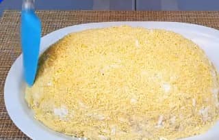 Приготовление салата с ананасом и ветчиной слоями: шаг 14