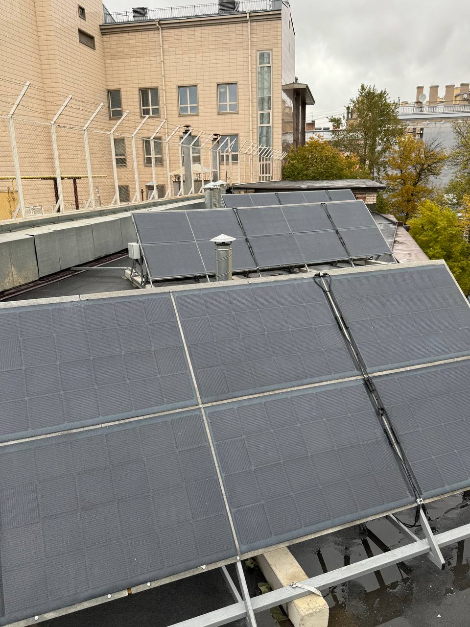 Гибридная солнечная электростанция 4 кВт на крыше Университета ИТМО в Санкт-Петербурге, проект компании Solartek с гибкими HJT-модулями SteelSun