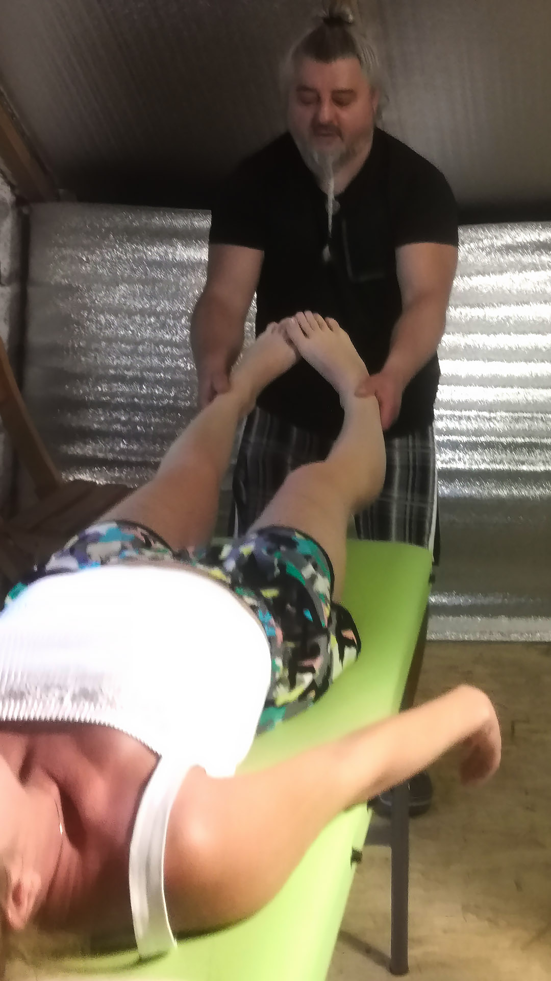 Фото замера разной длины ног. Кинезиологические тесты.