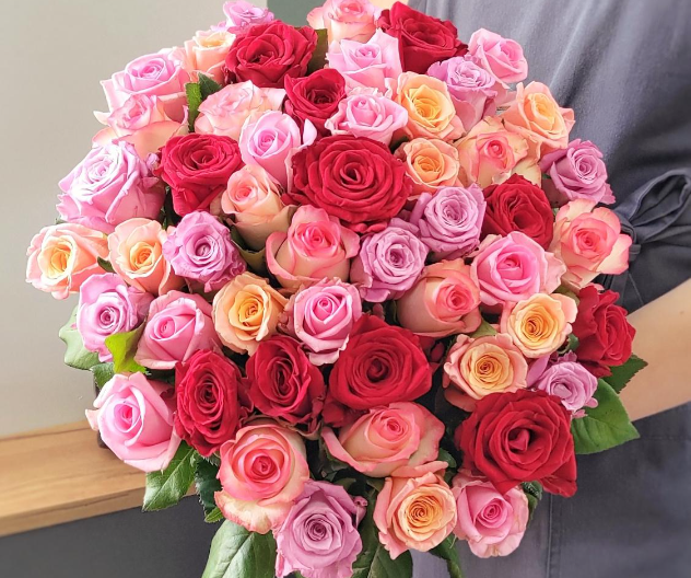 Попробуйте соединить красный, розовый и фиолетовый в одной композиции роз, гербер или хризантем.