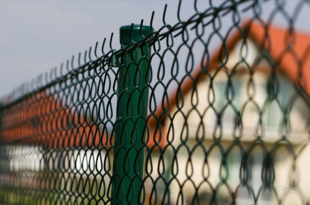 Секционный забор из сетки рабица с калиткой купить по цене руб. в Москве от производителя