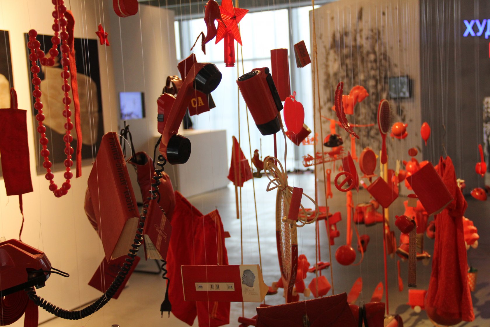 Инсталляция выставочная. Книжные инсталляции. Выставка инсталляция. Креативные книжные инсталляции. Выставка инсталляция.