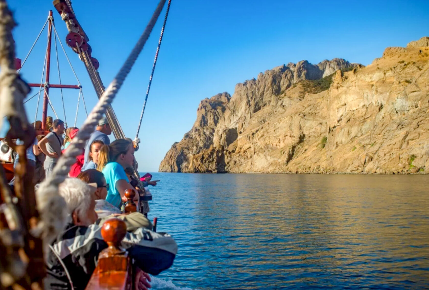 Коктебель морские прогулки. Карадаг морская прогулка. Коктебель кораблик на Карадаг. Карадаг морская прогулка из Коктебеля.