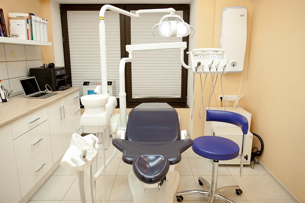 Студия улыбки отзывы. Ортодонтический кабинет. Кабинет стоматолога ортодонта. Стоматологическое кресло в кабинете. Оснащение ортодонтического кабинета в стоматологии.