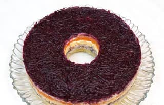 Приготовление салата «Селёдка под шубой»: шаг 10