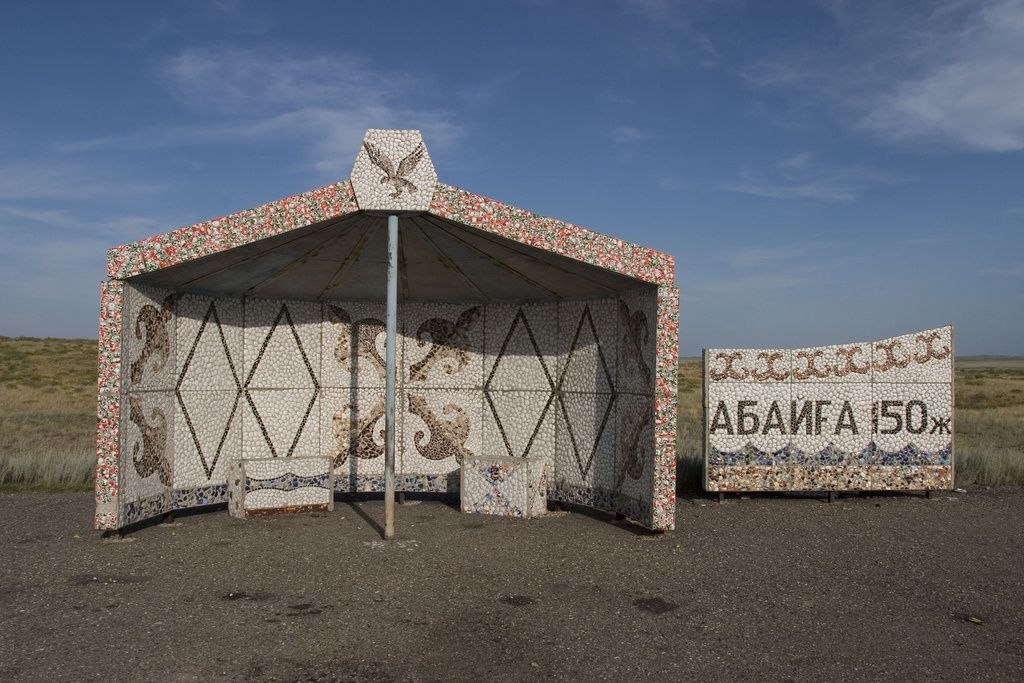 Автобусная остановка в Казахстане, фотограф Кристофер Хервиг