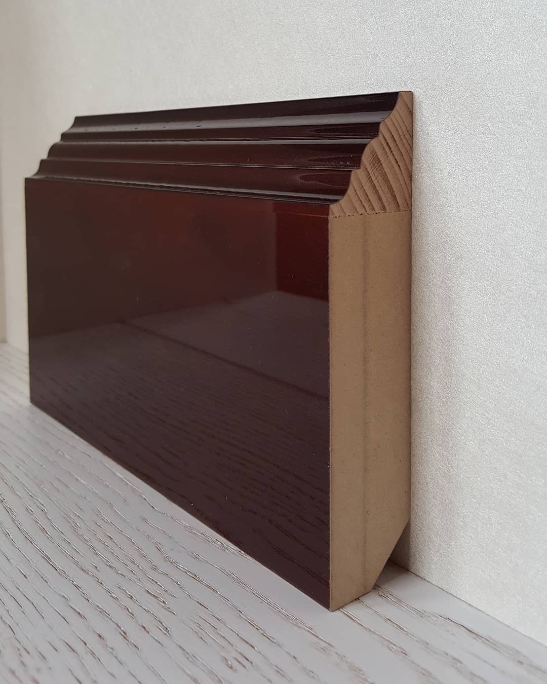 Толстый плинтус, покрытый глянцевым лаком