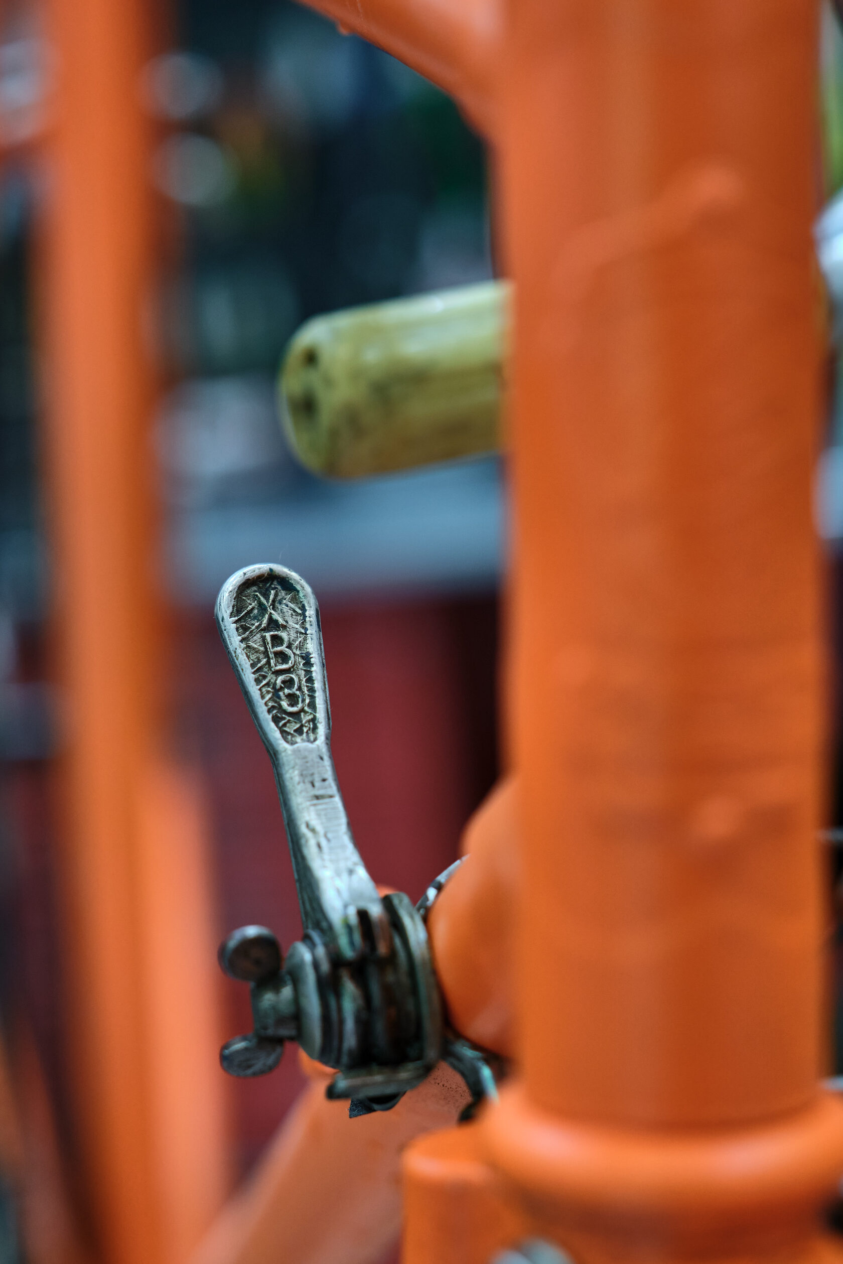 Металлическая нарамная манетка переключения передач с рельефным логотипом ХВЗ на оранжевой раме велосипеда