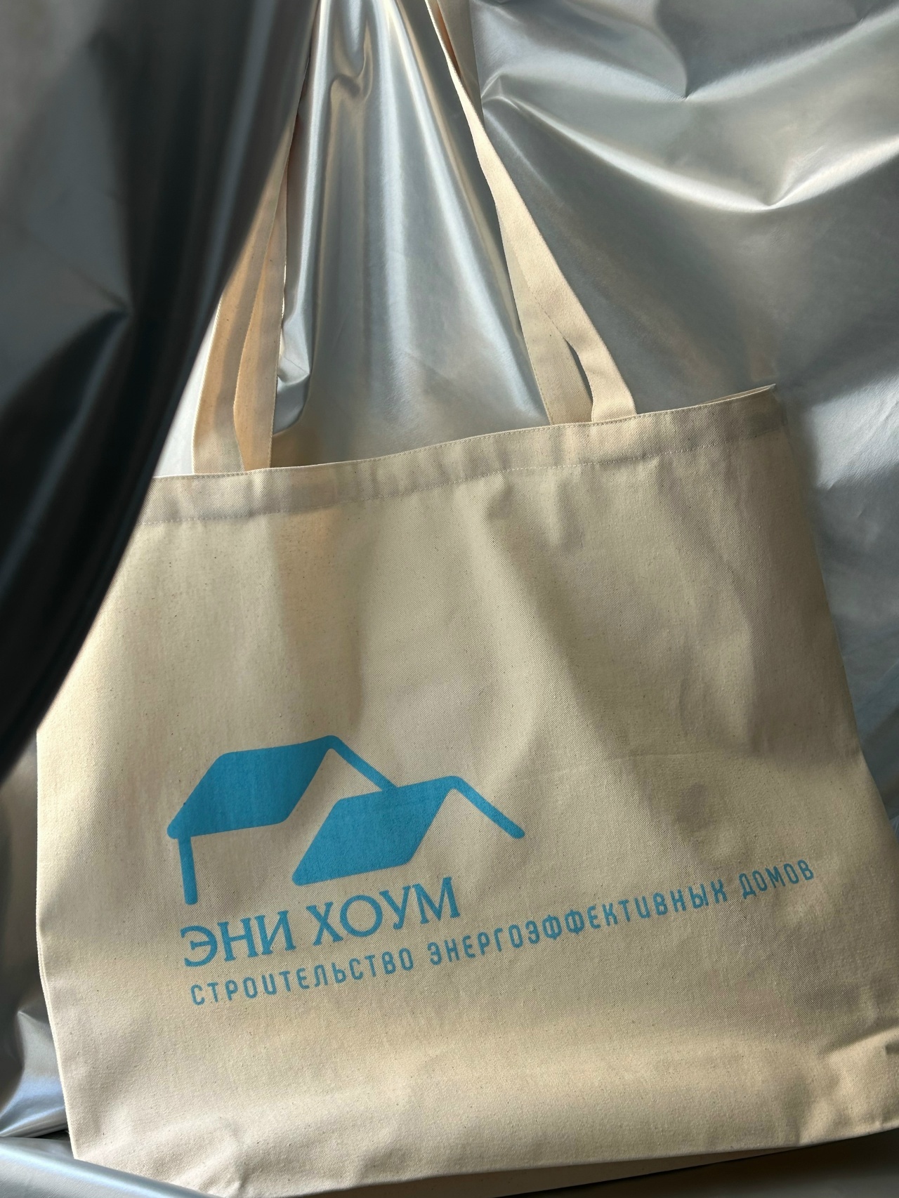 Пример объёмного, крепкого и плотного шоппера с индивидуальными размерами и печатью логотипа клиента для архитектурного бюро