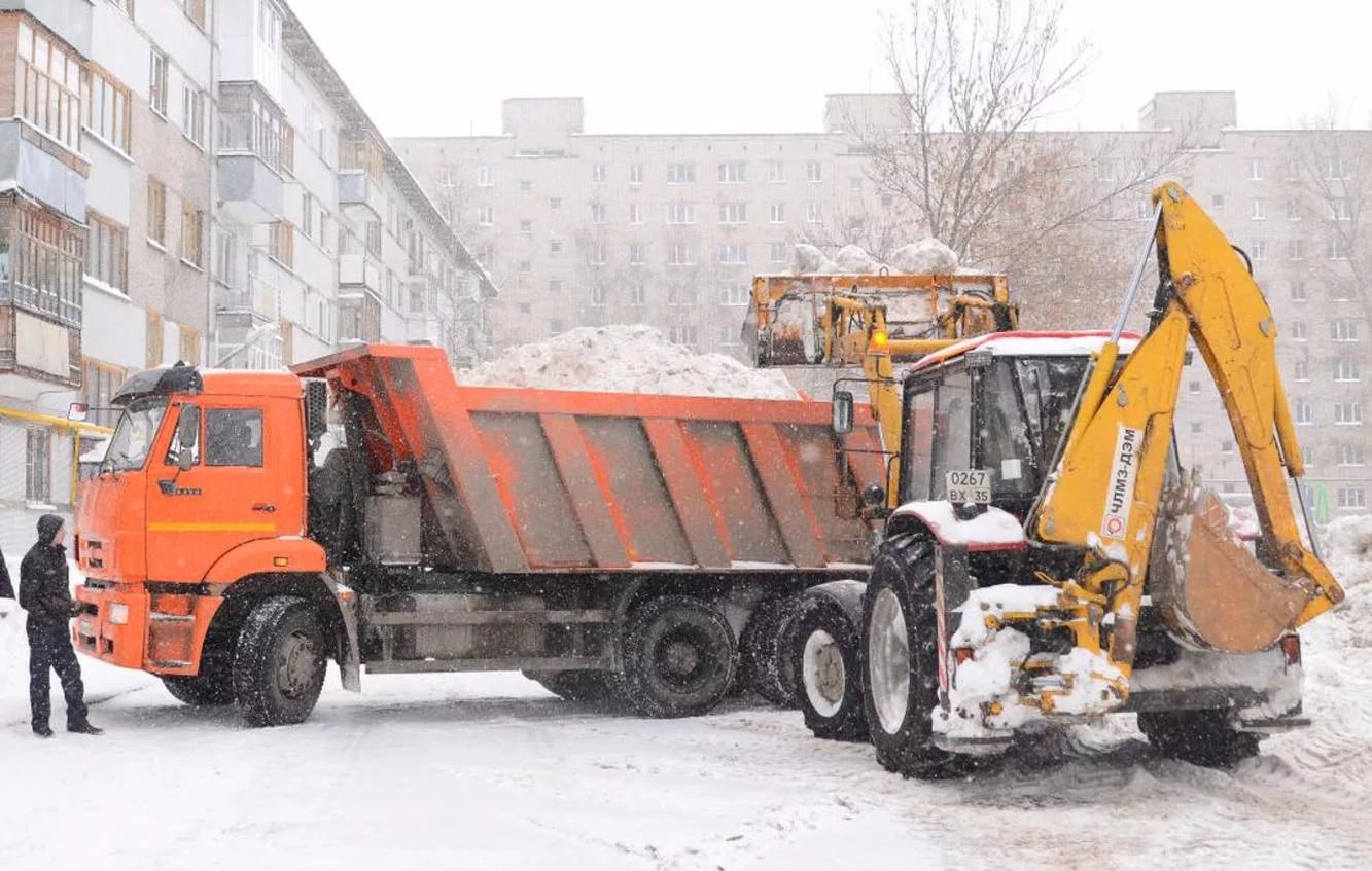 Вывоз снега со двора. КАМАЗ 65115 самосвал снег. Вывоз снега КАМАЗ. КАМАЗ 55111 уборка снега. КАМАЗ для уборки снега.