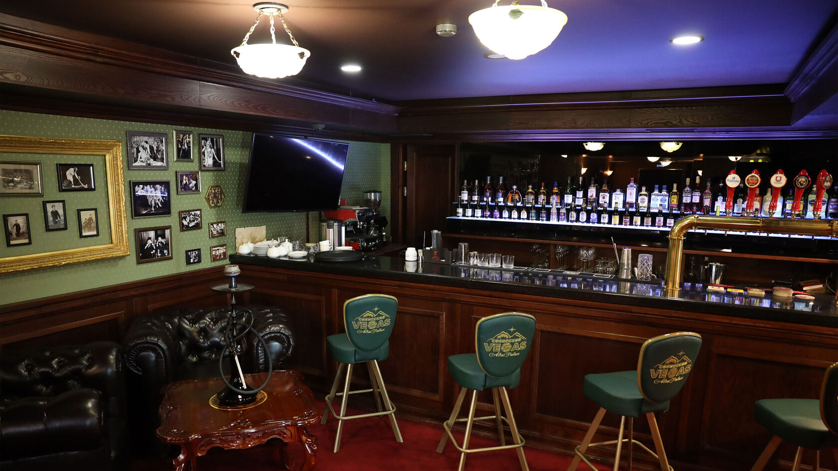 Английский паб Altai Palace — бильярд