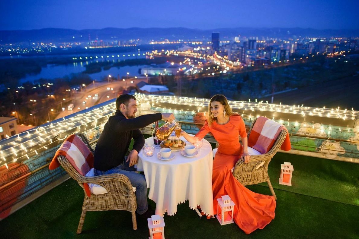 фото парня и девушки на романтическом свидании в публичном месте