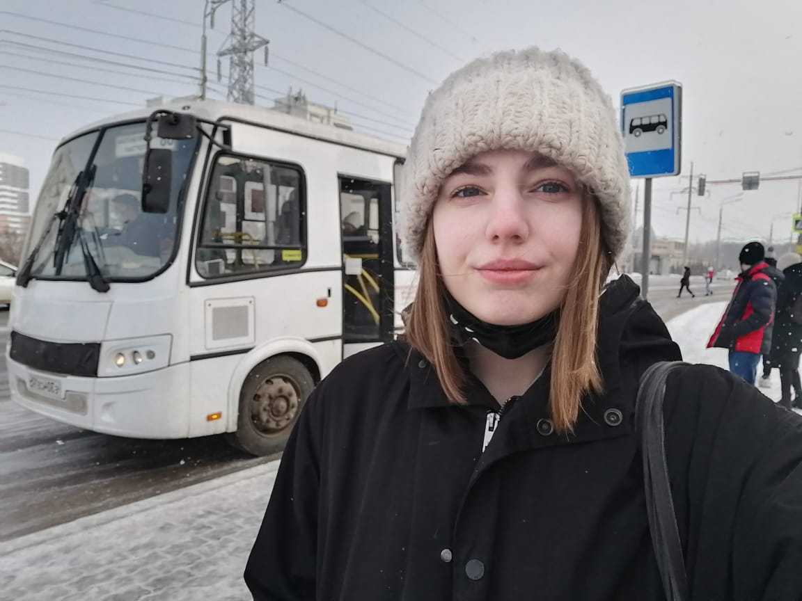 девушка на фоне автобуса