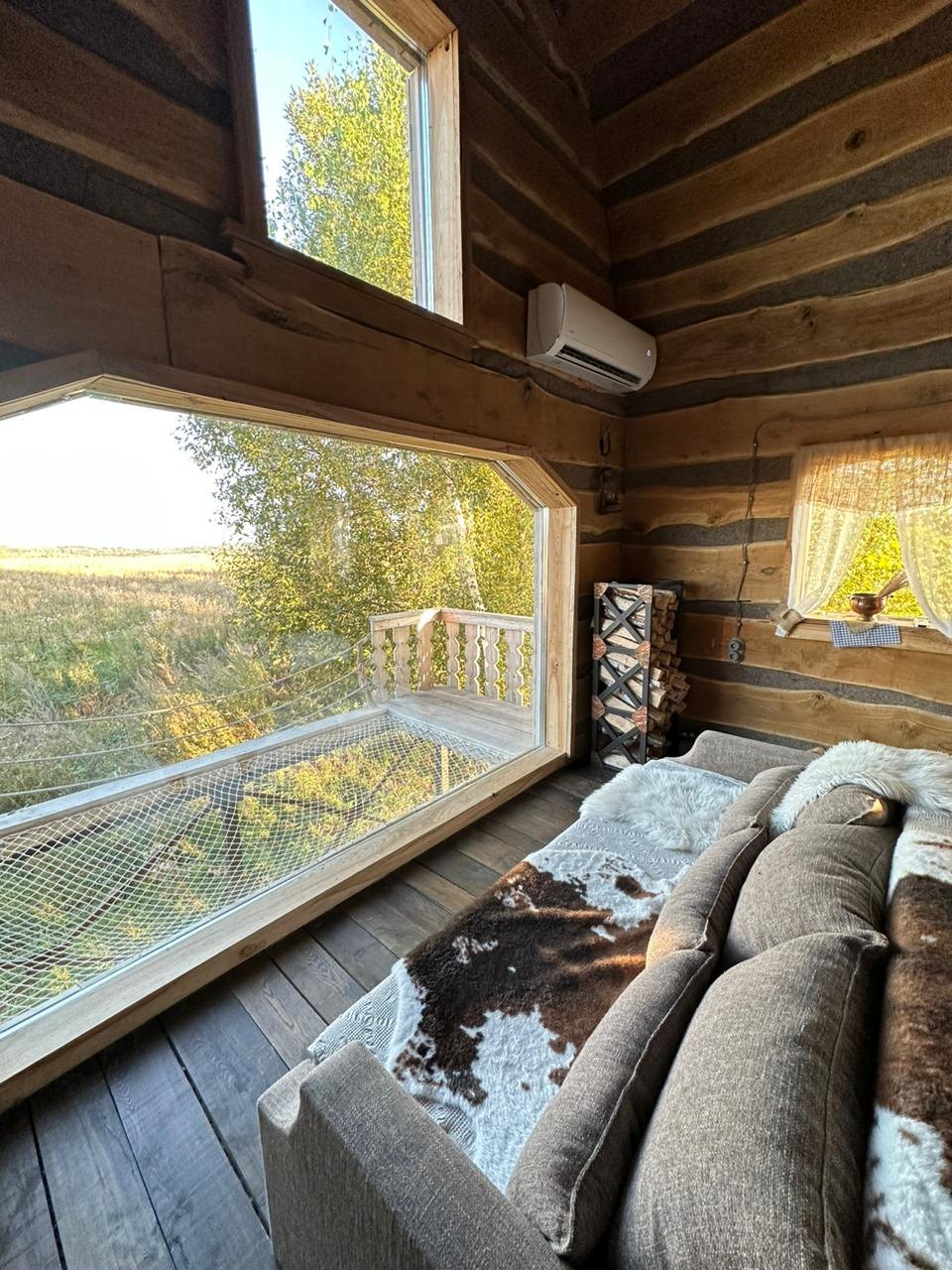 Панорамное окно шале с видом на долину